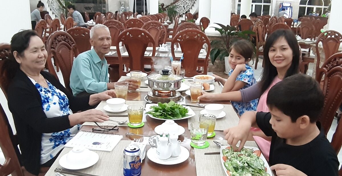 Dạy con từ Gốc là giúp con cảm nhận được hạnh phúc mình đang có